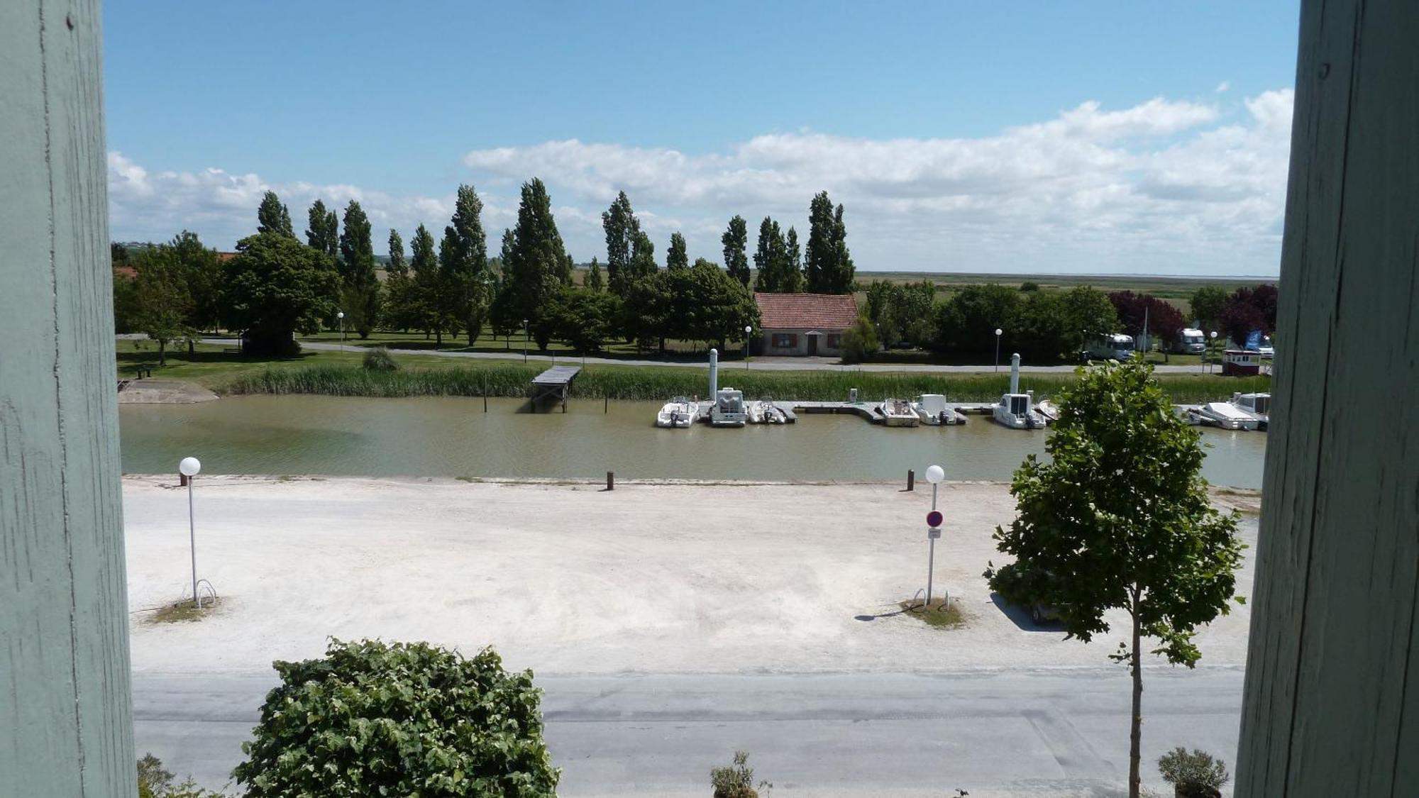 Hotel Le Domaine Du Meunier Mortagne-sur-Gironde Habitación foto